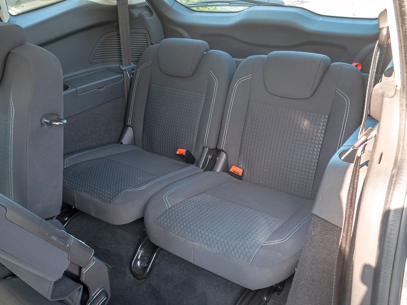 Ford Grand C-MAX (2017) 2.0TDCI 110KW 7sedadel – TAŽNÝ - fotka 36 z 47