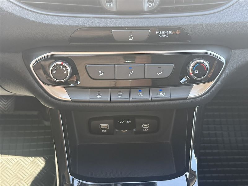 Hyundai i30 1,5 CVVT 71kW Family Climate - fotka 17 z 25