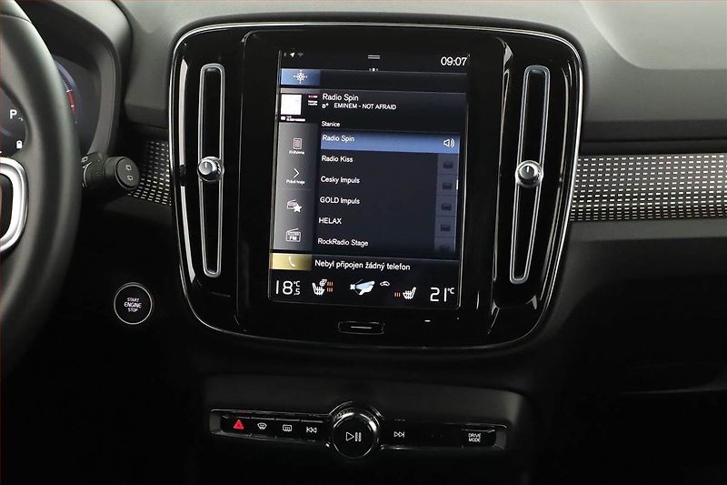 Volvo XC40 (2021) B4 AWD - fotka 17 z 20