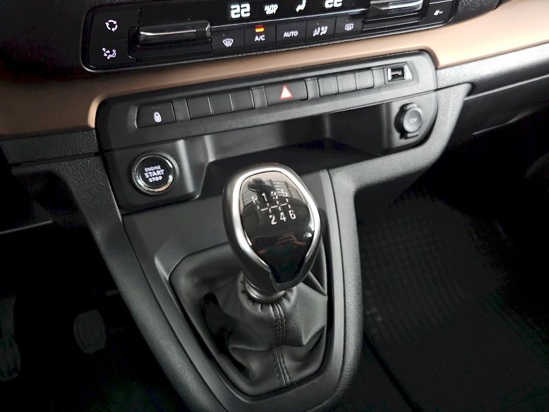 Toyota ProAce Verso (2024) 2.0D 106kW FAMILY COMFORT NAVI - fotka 23 z 33