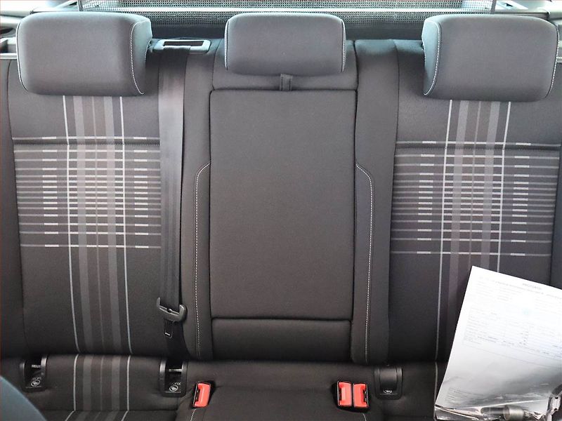 Volkswagen Golf (2015) 1.6 TDI, Serv.kniha, Navi - fotka 10 z 23