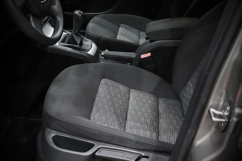 Škoda Octavia 2 FL Combi 1.6 MPI 75 kW - fotka 17 z 28