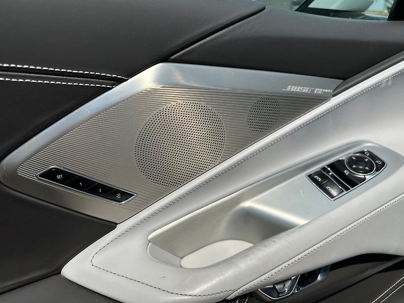 Chevrolet Corvette (2022) C8 Stingray 6.2 V8 354kW Targa - fotka 18 z 33