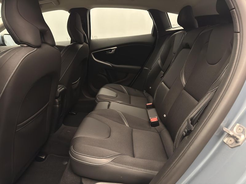 Volvo V40 T2 MOMENTUM AUT  - fotka 6 z 41