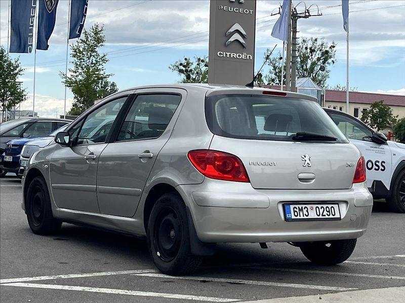 Peugeot 307 1,4 i 16v - fotka 7 z 18