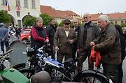 Veteránský závod odstartoval ve Velvarech na náměstí. Cíl byl na náměstí ve Slaném.
