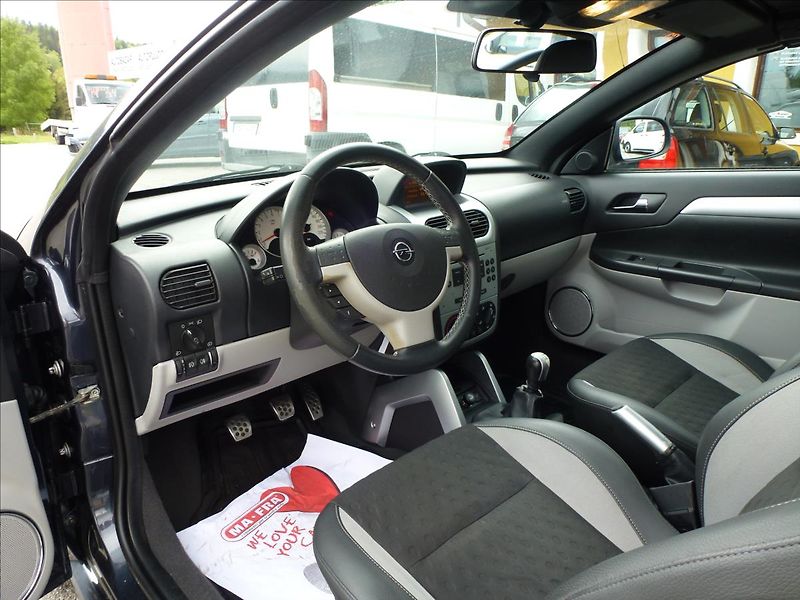 Opel Tigra 1,4 16V Roadster Cabrio - fotka 23 z 48