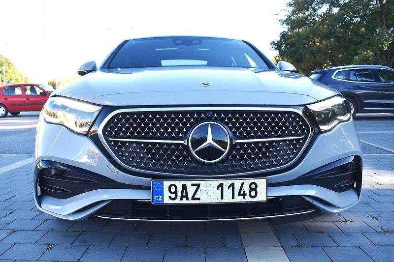 Nový Mercedes-E je současně důstojný i naprosto moderní