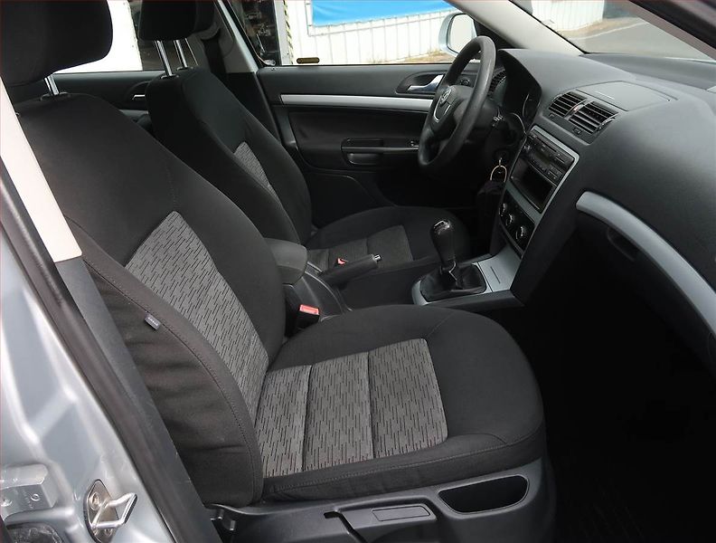 Škoda Octavia (2010) Ambiente 1.6 TDI, Serv.kniha - fotka 9 z 15