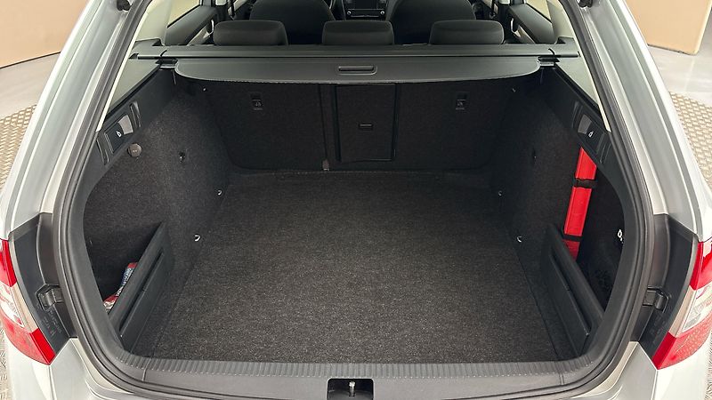 Škoda Octavia 1.6 TDI Ambition Combi - fotka 17 z 24