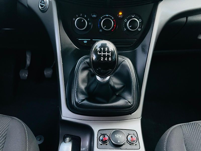 Ford Kuga 2.0TDCi 4x4 MAN SERVISKA TAŽNÉ - fotka 31 z 42