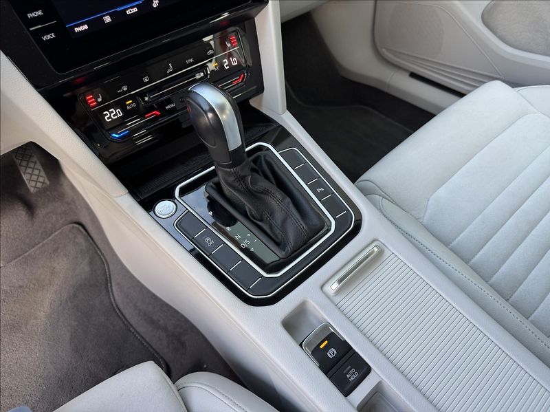 Volkswagen Passat 2,0 TDI DSG ELEGANCE 1.maj. ČR - fotka 34 z 50