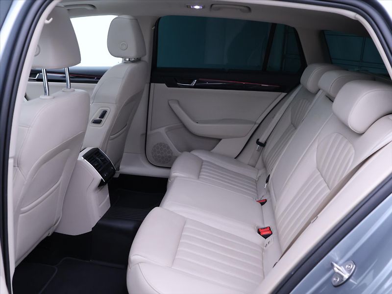 Škoda Superb 2,0 TSi 206kW L&K 4x4 CZ - fotka 13 z 39