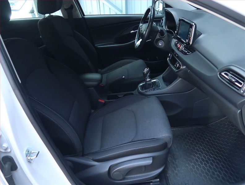 Hyundai i30 (2022) 1.0 T-GDI, ČR,1.maj - fotka 9 z 19