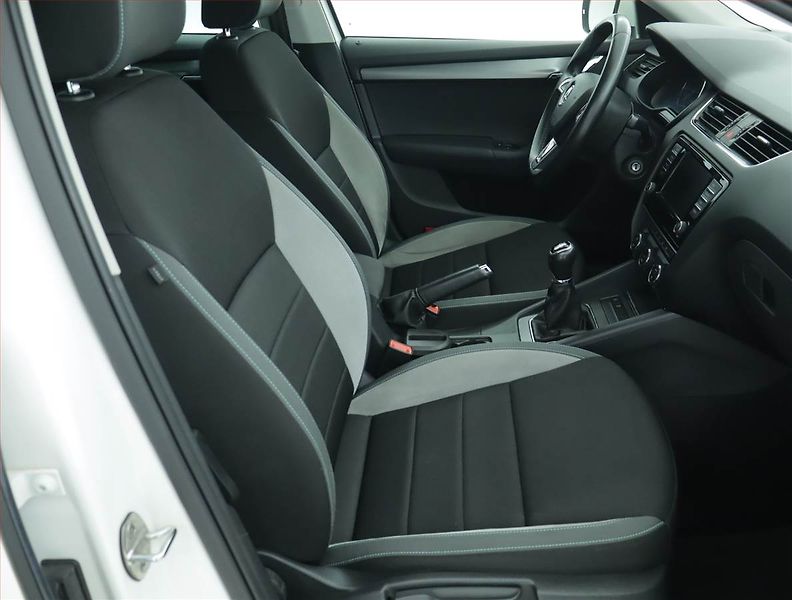 Škoda Octavia (2017) 1.6 TDI, Navi - fotka 9 z 15