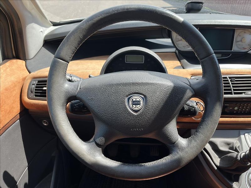 Lancia Phedra 2,0 JTD KLIMA TAŽNÉ STK 7/2028 - fotka 15 z 34