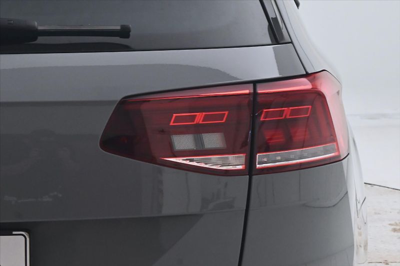 Volkswagen Passat 2,0 TDI 110kW DSG Business Zár - fotka 30 z 31