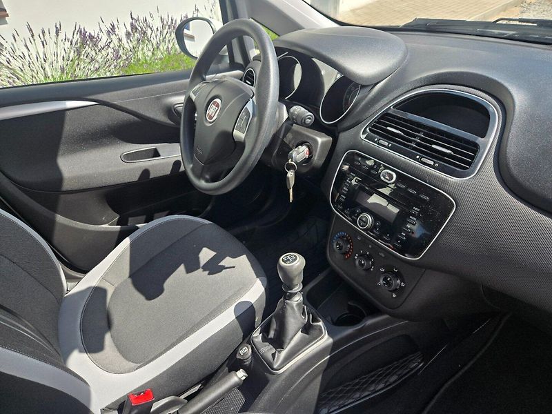 Fiat Punto (2012) 1.4 i Velmi pěkné - fotka 14 z 18