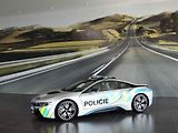 Policie otestuje vozidlo BMW i8.
