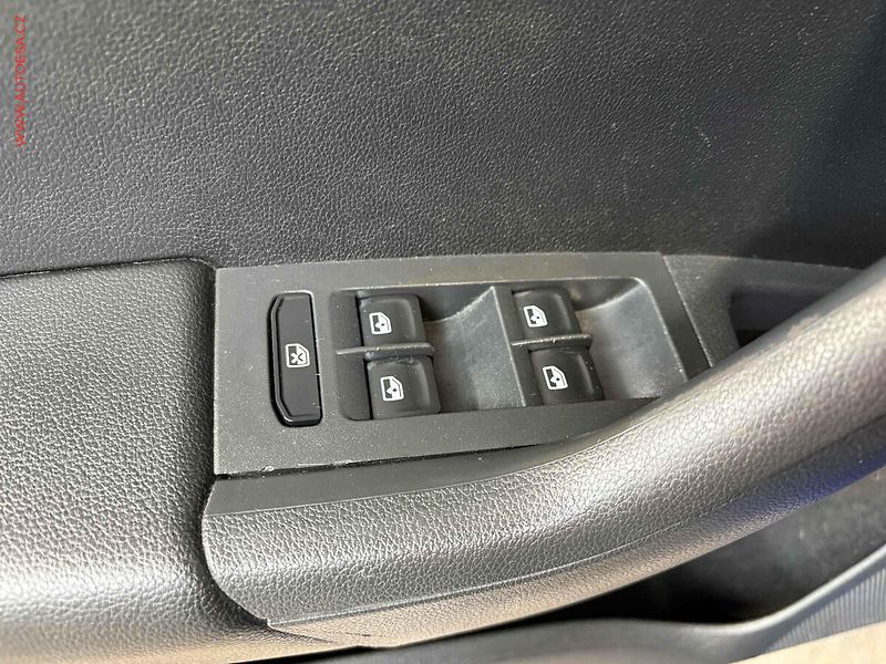 Škoda Octavia (2013) 1.6 TDi, AC, výhřev sed. - fotka 12 z 14