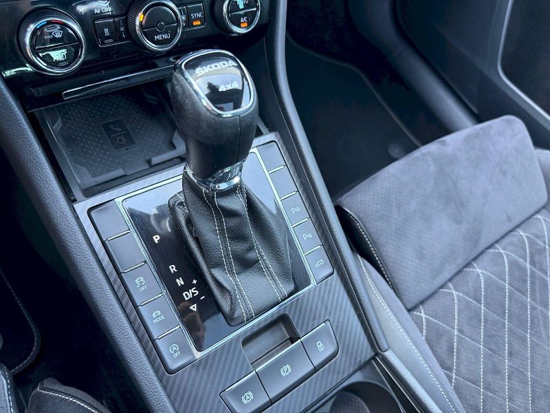 Škoda Superb (2022) 2.0 TSI 206kW SportLine 4x4 DS - fotka 28 z 35