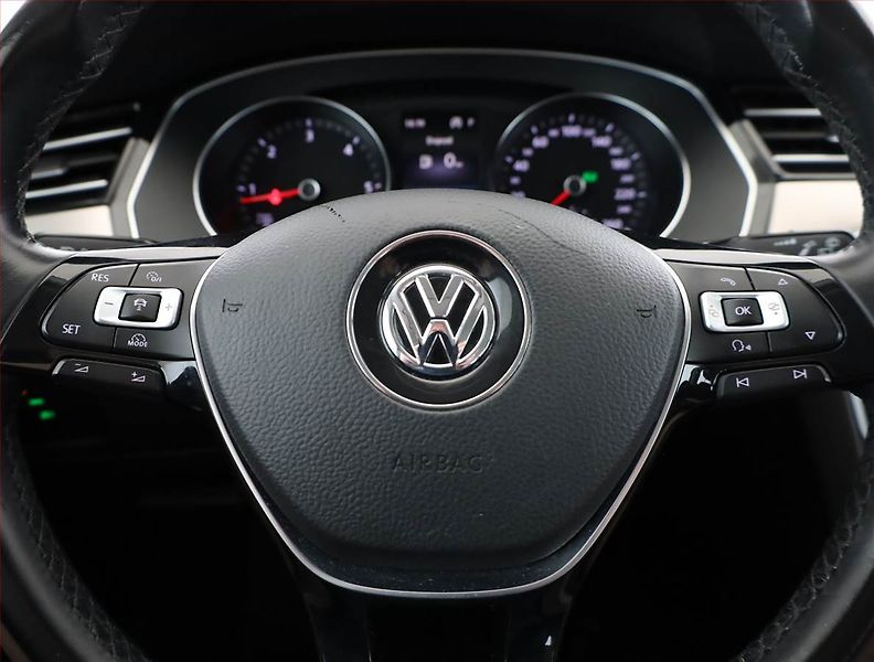 Volkswagen Passat (2018) 2.0 TDI, Automat, Serv.kniha - fotka 8 z 20