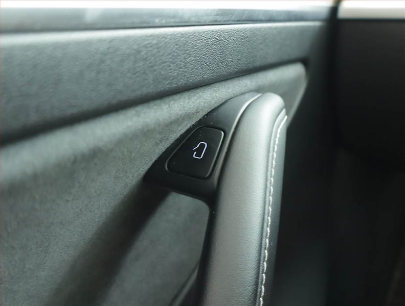 Tesla Model Y (2022) Long Range AWD 79kWh, SoH 90% - fotka 18 z 21