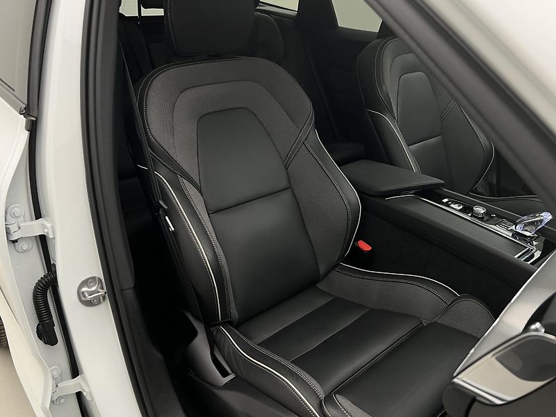 Volvo XC60 B5 AWD BLACK EDITION PLUS AUT  - fotka 21 z 46