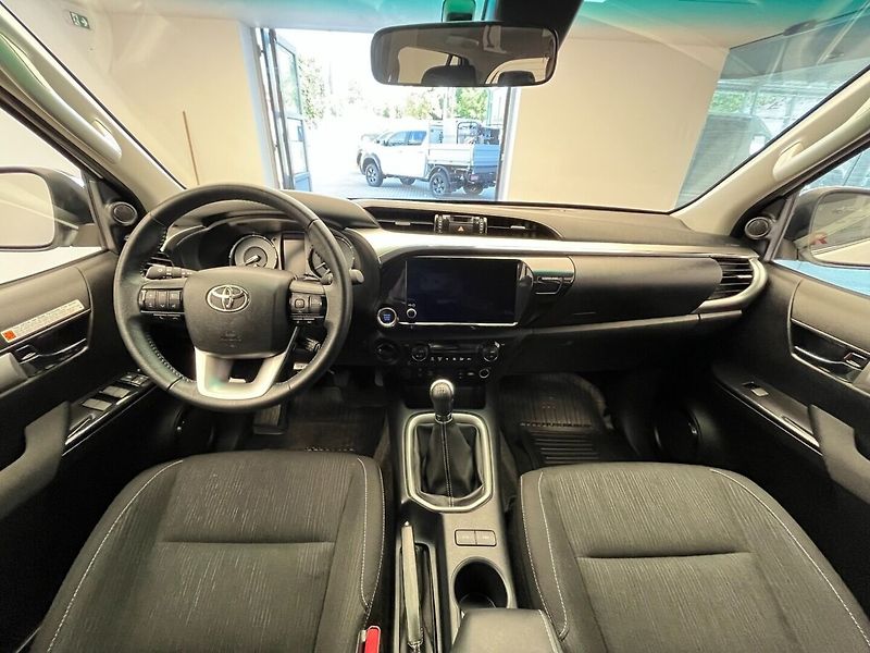 Toyota Hilux Double Cab - 2.8L Diesel - 6 M - fotka 8 z 26
