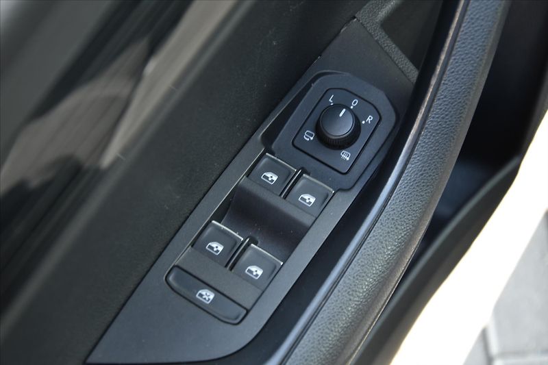 Škoda Karoq 1.6 TDI 85kW DSG STYLE ČR - fotka 13 z 26