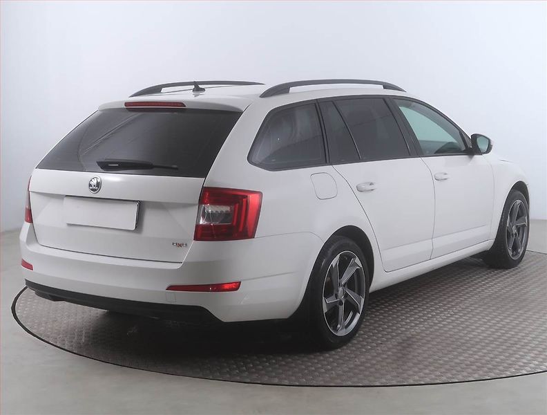 Škoda Octavia (2015) Ambition Plus 1.6 TDI 4x4 - fotka 5 z 15