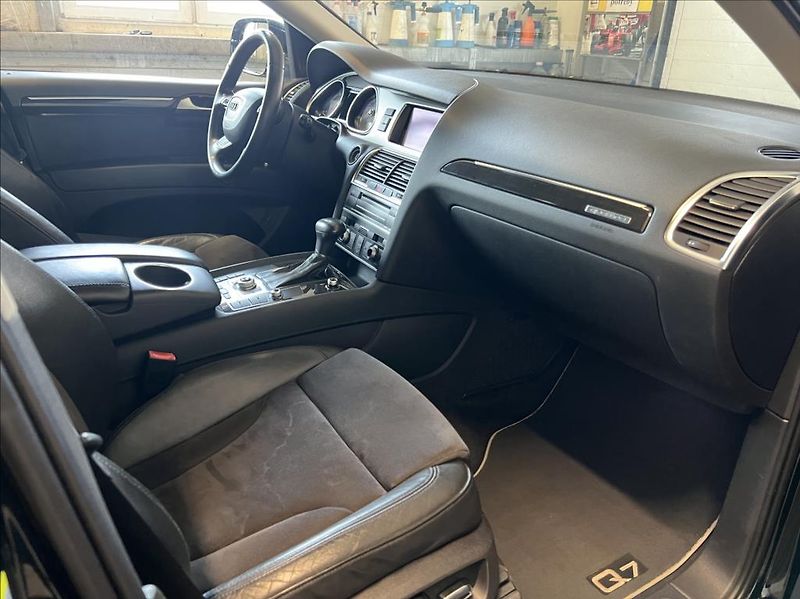 Audi Q7 3,0 TDi QUATTRO 7-MÍST - fotka 21 z 34