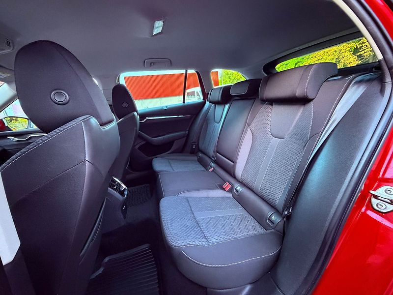 Škoda Octavia 2.0 TDi 110 kW Style DSG, Serv - fotka 15 z 36