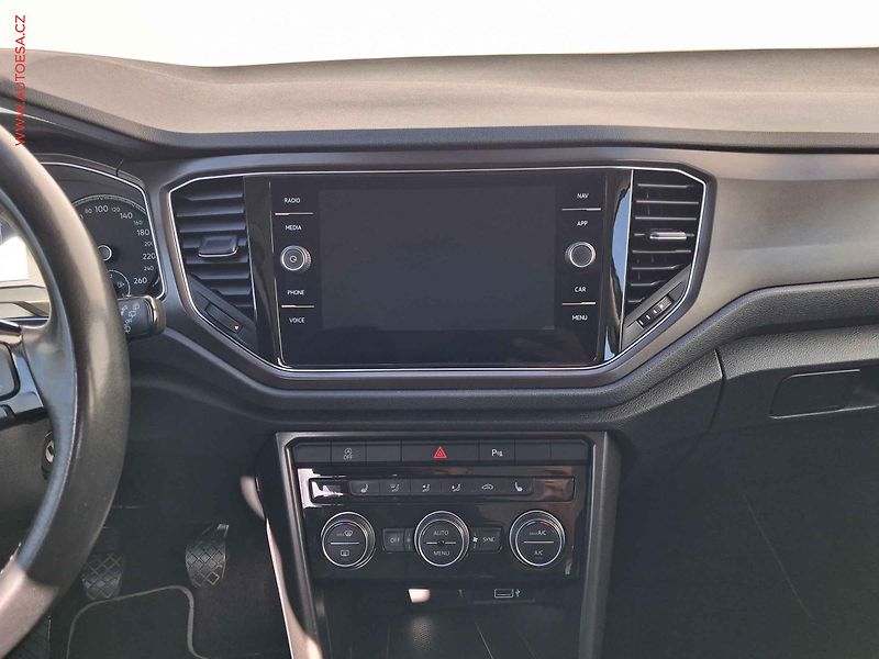 Volkswagen T-Roc (2019) 1.5 TSi, 1.maj,ČR - fotka 12 z 18