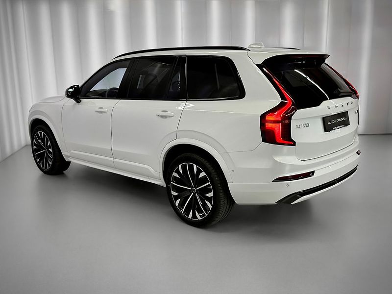 Volvo XC90 (2026) B5 AWD PLUS DARK PREMIUM, PANO - fotka 4 z 33
