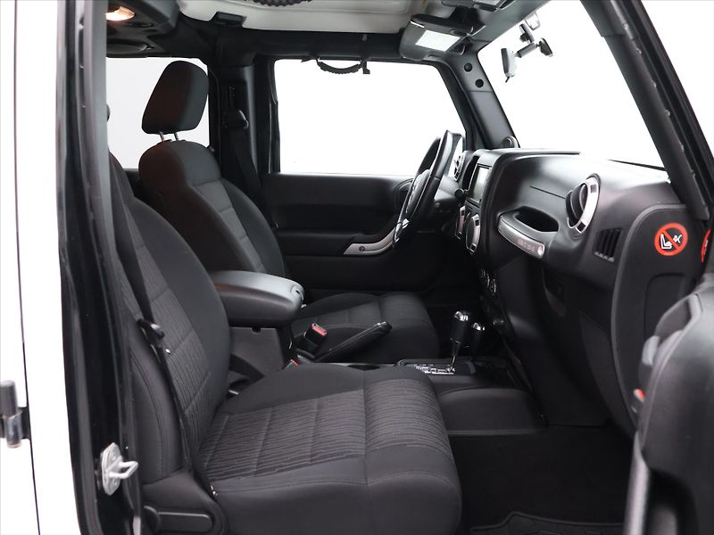 Jeep Wrangler 2,8 CRD 147 kW Unlimited Sport - fotka 12 z 33