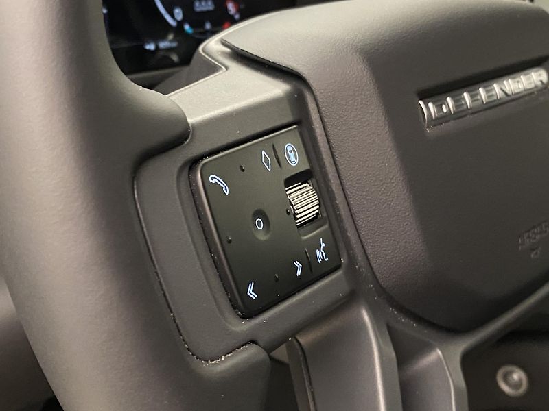 Land Rover Defender 110 D300 X-DYNAMIC SE AWD CZ - fotka 19 z 48
