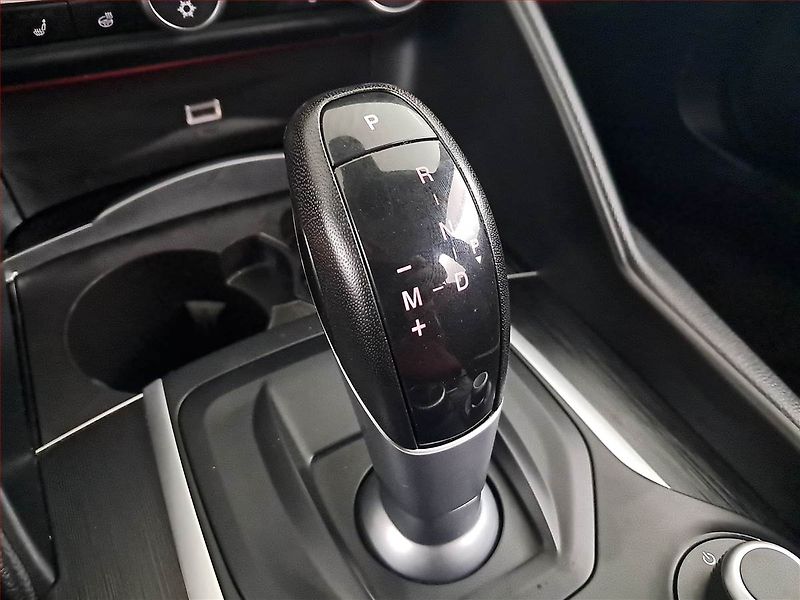 Alfa Romeo Giulia (2017) 2.0 Turbo - fotka 13 z 17