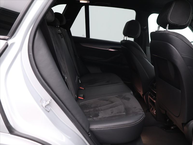 BMW X5 3,0 M50d 280kW CZ - fotka 13 z 35