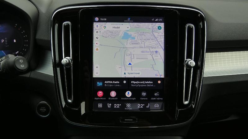 Volvo XC40 B3 PLUS DARK - fotka 15 z 23