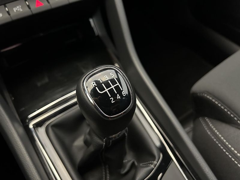 Škoda Karoq 1.5 TSI SportLine - fotka 14 z 23