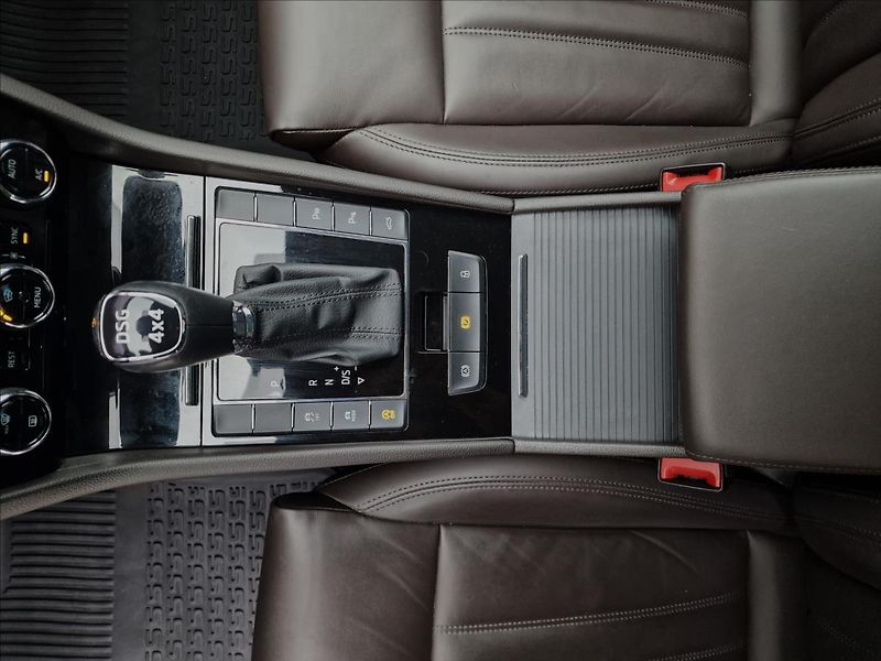 Škoda Superb 2.0TDI 140kW L&K 4x4 DSG, ČR - fotka 35 z 50