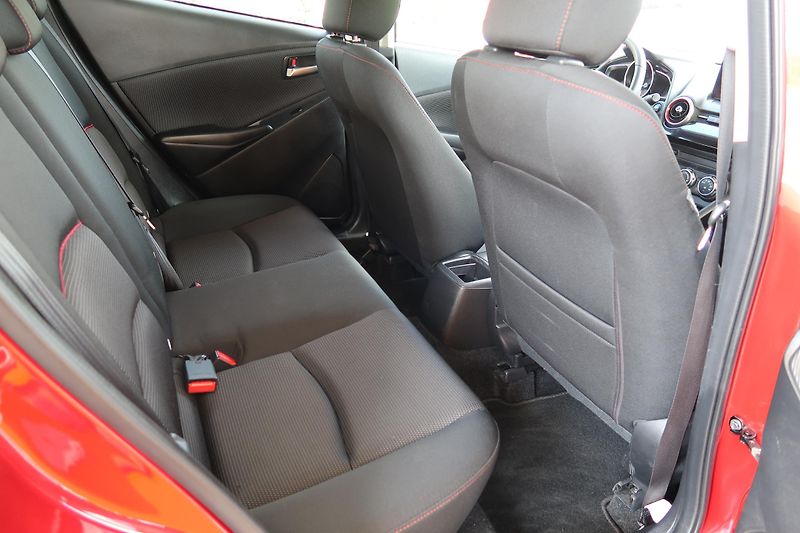 Mazda 2 1,5 G90 AT, kamera, záruka - fotka 17 z 34