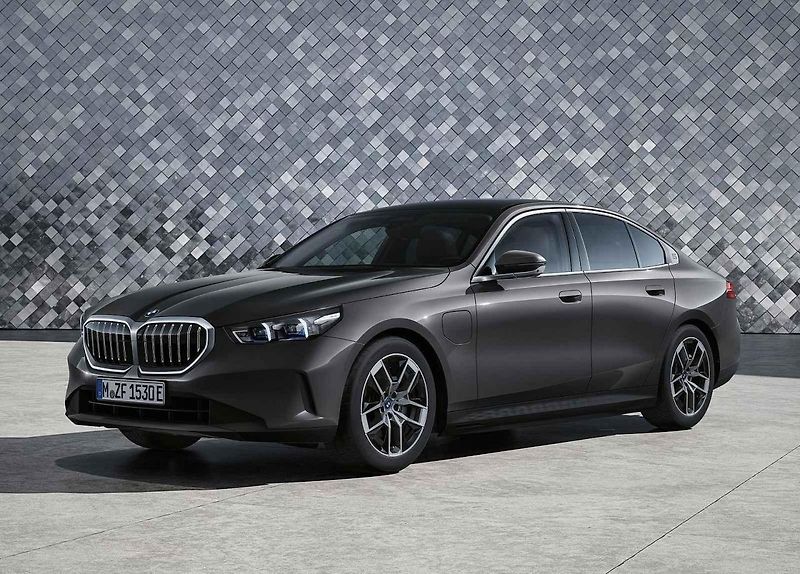 Pětice finalistů soutěže Auto roku 2024 v ČR.