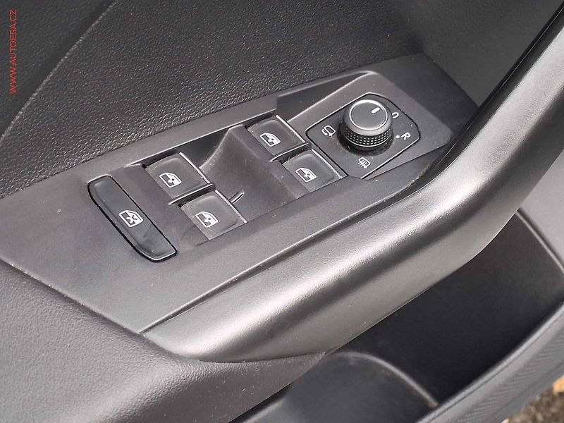 Volkswagen T-Cross (2022) 1.0 TSi, R-Line, DSG, LED - fotka 11 z 19
