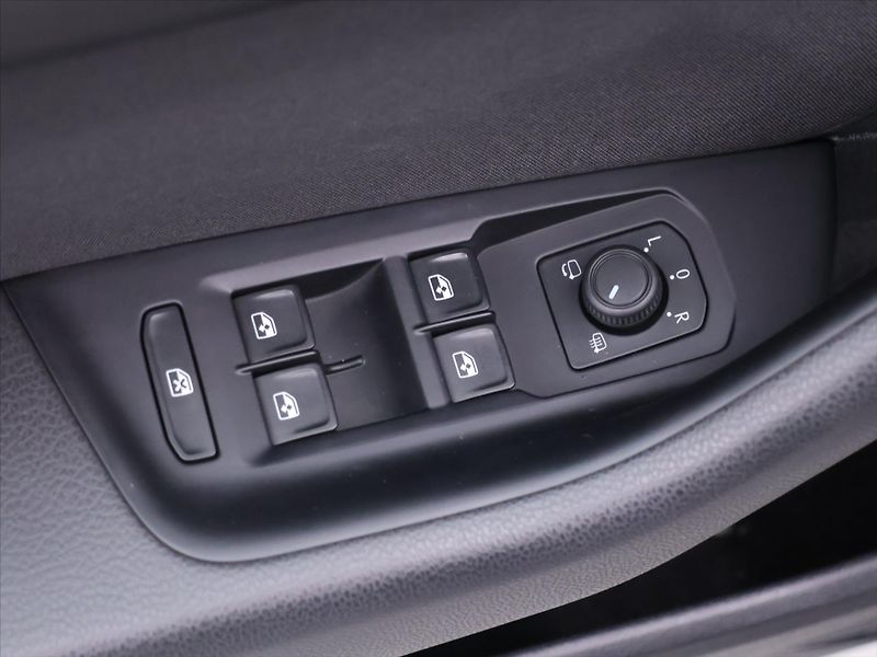 Volkswagen Passat 1,5 TSI DSG Business CZ DPH - fotka 12 z 30