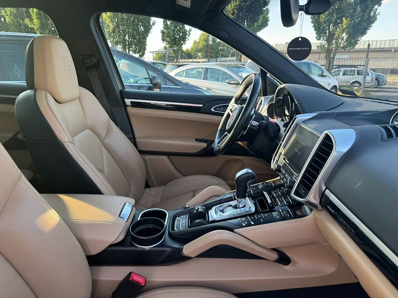 Porsche Cayenne (2017) PLATINUM 4X4 3,6i 220 KW DPH - fotka 40 z 50