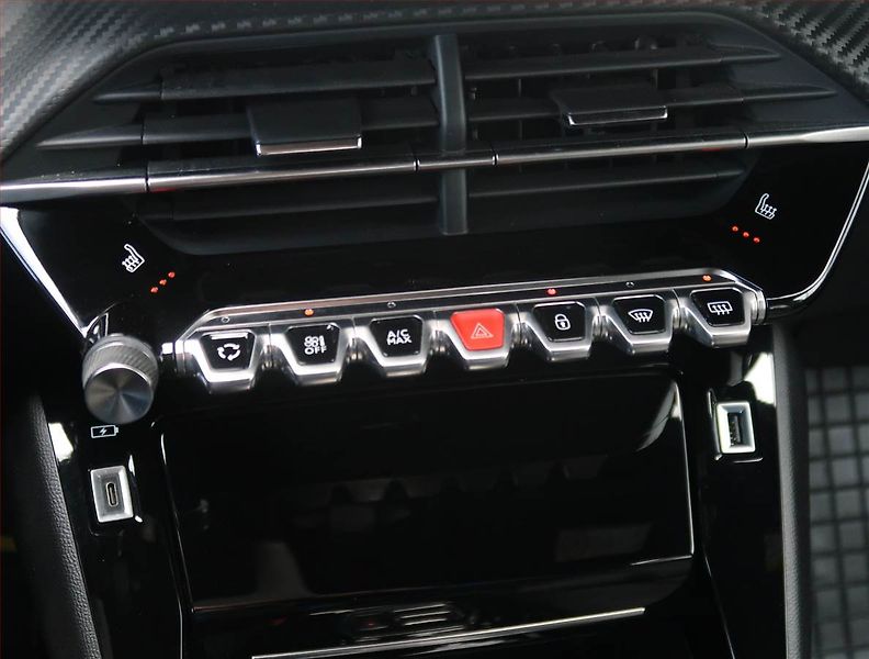 Peugeot 2008 (2023) 1.2 PureTech - fotka 19 z 25