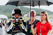 Soustředění jednoho z jezdců před závodem loňského MS Superbiků v Mostě.