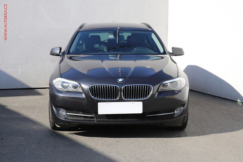 BMW Řada 5 (2012) 2.0i, AT, tempo, park.asist - fotka 2 z 3